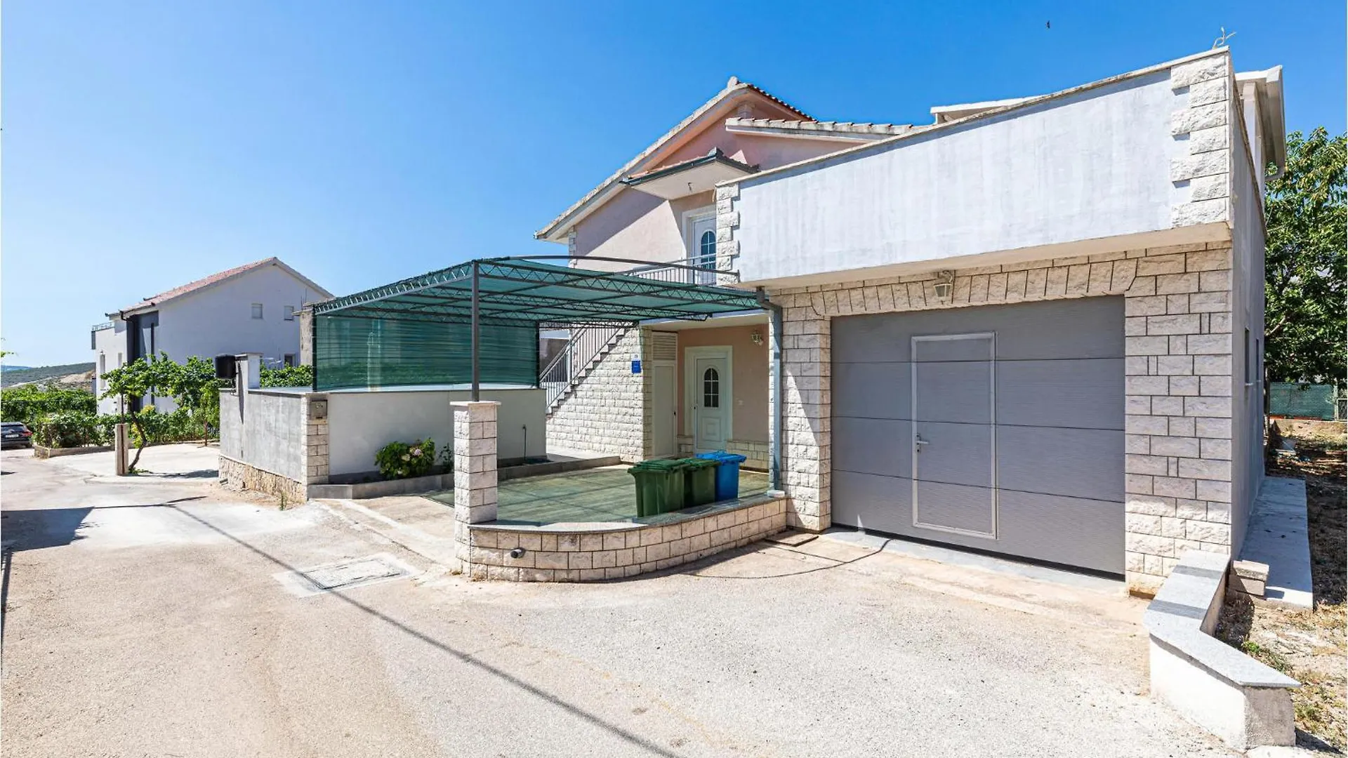 Stunning Apartment In Plano With House Sea View